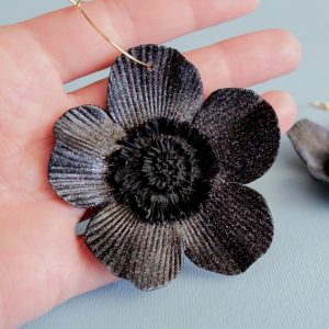 Retroblomma örhängen – svart glitter