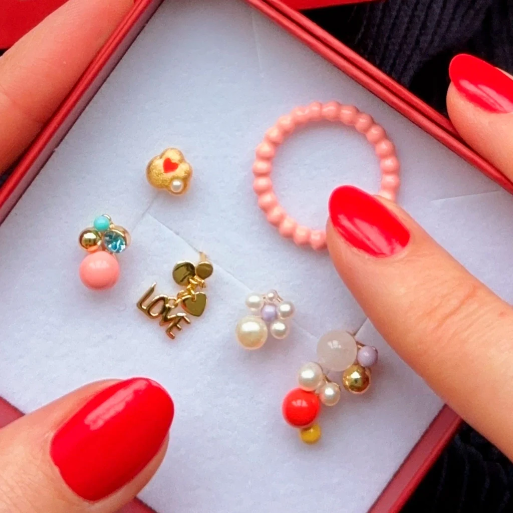 Word Love Dangling örhänge 1 st - Guldpläterad - Bild 5